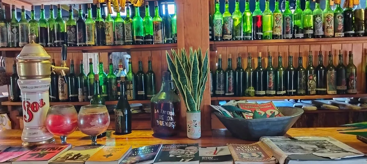 Barra principal con colección de mezcales y libros