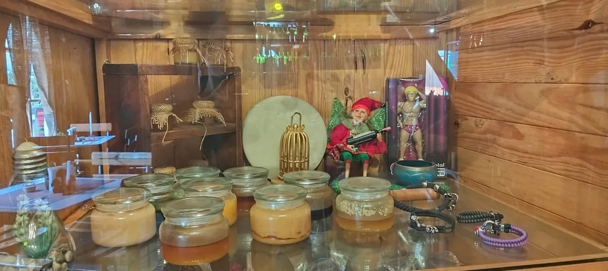 Vitrina con miel, duende y pulseras artesanales