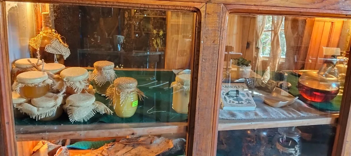 Miel artesanal y artículos de la Taberna en vitrina