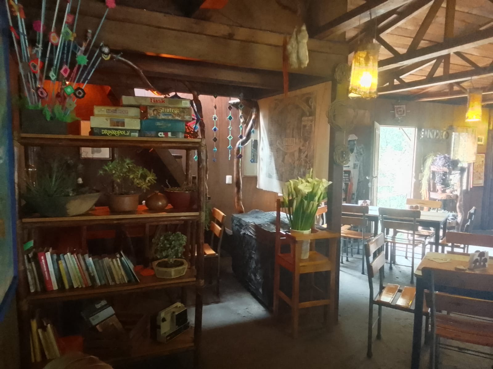 Libros en la mesa — La Taberna